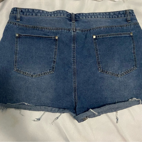 Plus size Boohoo Destroyed Distressed Denim Highrise shorts Size 20 - Picture 6 of 8